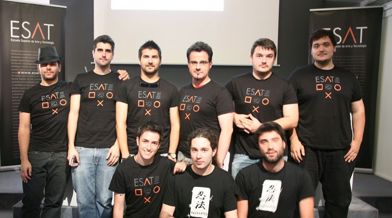 Alumnos de ESAT presentando sus proyectos a los medios de comunicación